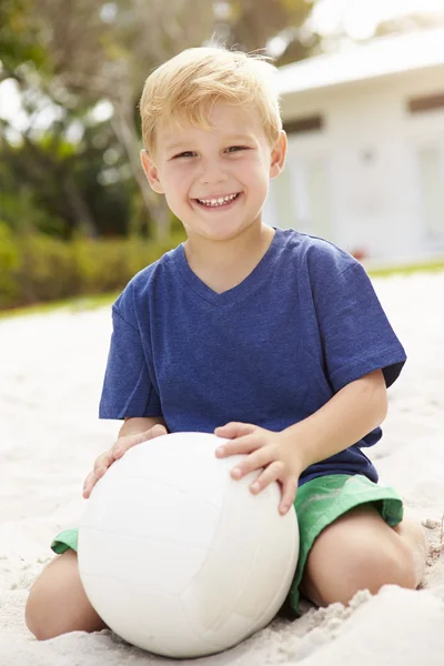 Молодий хлопчик грає у волейбол — стокове фото