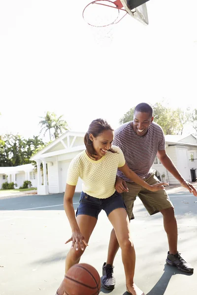 Joven pareja jugando baloncesto — Foto de Stock