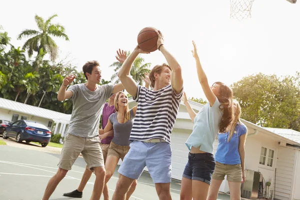 Giovani amici che giocano a basket — Foto Stock