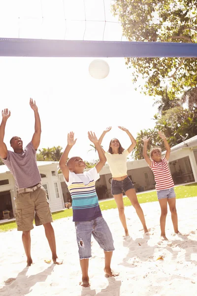 Familj spelar volleyboll — Stockfoto