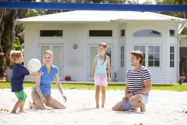 Familj spelar volleyboll — Stockfoto