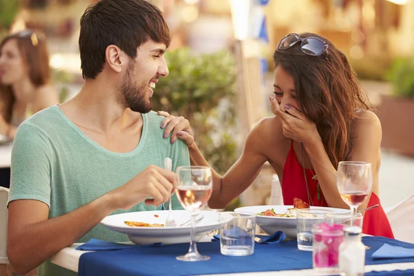 Junges Paar genießt Essen — Stockfoto