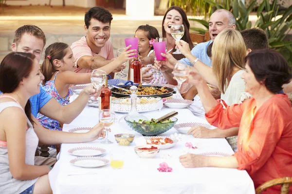 Familia numerosa disfrutando de la comida —  Fotos de Stock