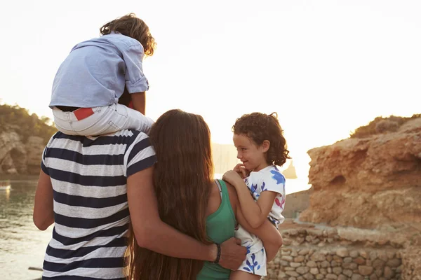 Familie beobachtet Sonnenuntergang über Hafen — Stockfoto