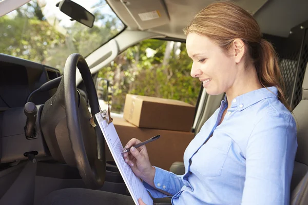 Motorista de entrega feminina em Van — Fotografia de Stock