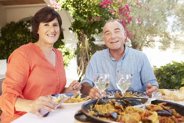 Casal desfrutando de refeição ao ar livre — Fotografia de Stock