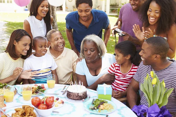 Multi Generation familj firar födelsedag — Stockfoto