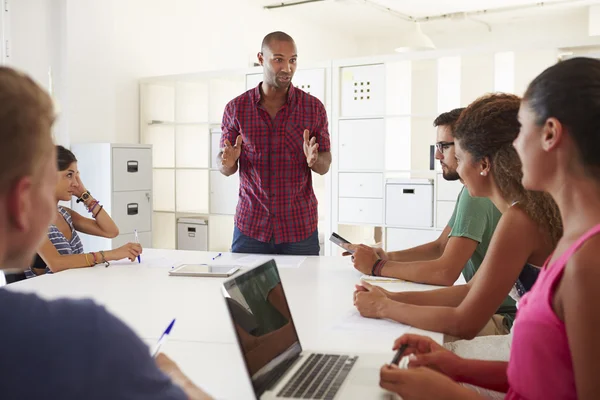 Incontro degli imprenditori in ufficio — Foto Stock