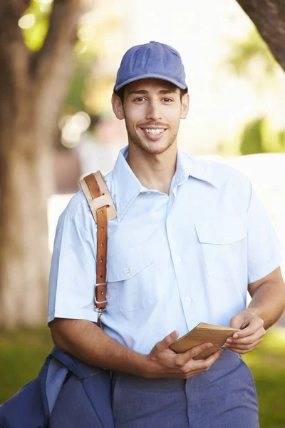 Mailman leverera bokstäver — Stockfoto