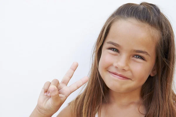 Hübsches Mädchen mit Friedenszeichen — Stockfoto