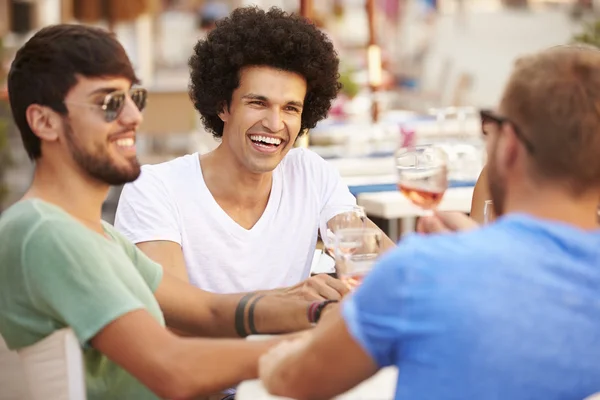 Amigos masculinos disfrutando de la comida — Foto de Stock