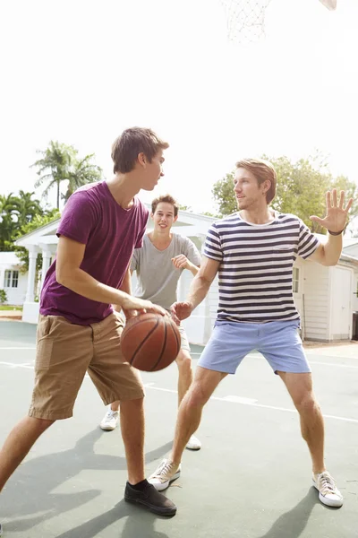 Jonge mannen die basketbal spelen — Stockfoto