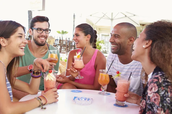 Vrienden cocktails drinken — Stockfoto