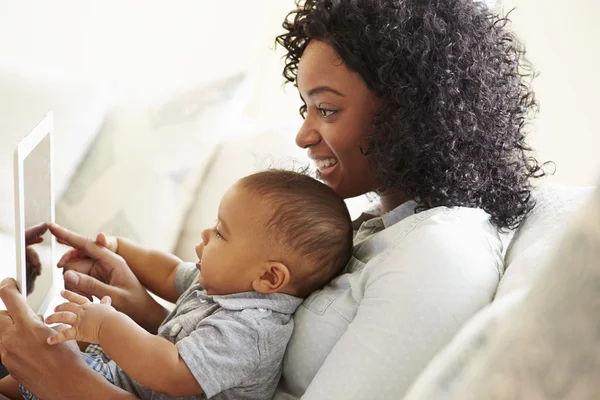 Madre y bebé con la tableta — Foto de Stock