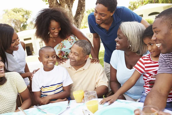 Multi Generation familj njuter av måltid — Stockfoto