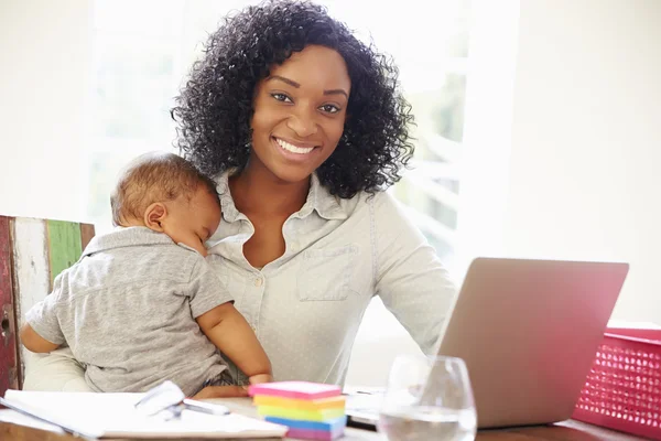 Mãe com bebê trabalhando — Fotografia de Stock