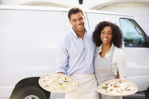 Paar liefert Pizza aus — Stockfoto