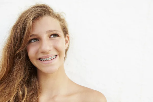 Adolescente chica contra la pared — Foto de Stock