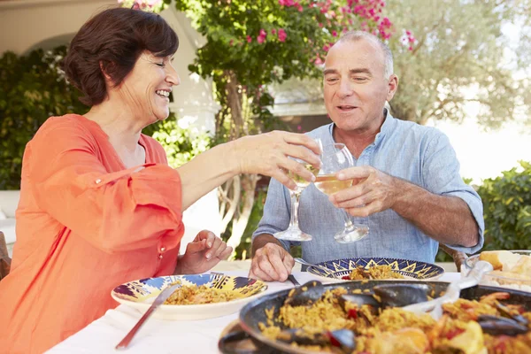 Pareja madura disfrutando de la comida — Foto de Stock