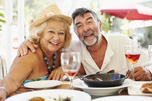 Seniorenpaar genießt Essen — Stockfoto