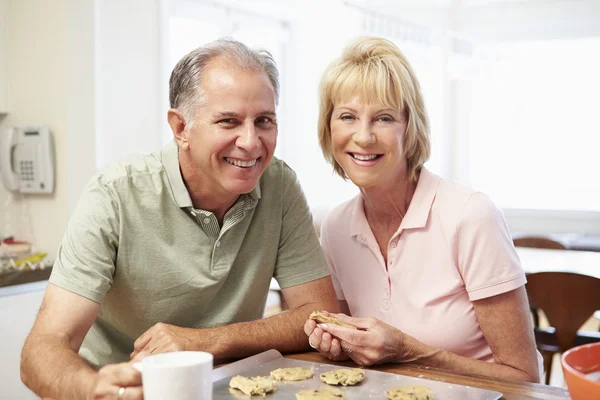 Seniorin mit Mann beim Plätzchenbacken — Stockfoto