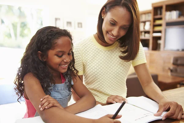 Mor hjälper dotter med läxor — Stockfoto