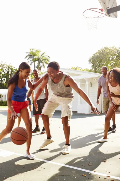 Junge Freunde beim Basketballspiel — Stockfoto