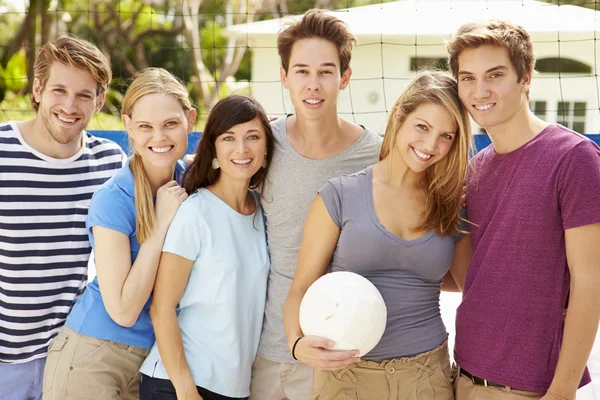 Amigos jugando partido de voleibol — Foto de Stock