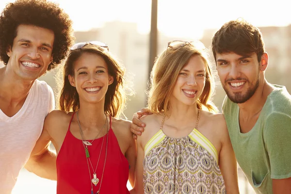 Junge Freunde im Sommerurlaub — Stockfoto