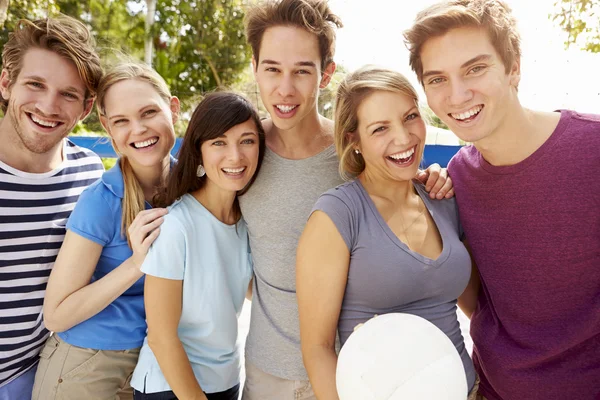 Jóvenes amigos jugando voleibol — Foto de Stock