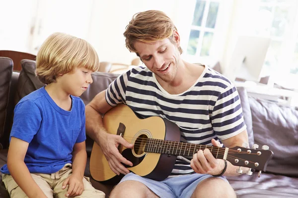 Отец с сыном играют на гитаре — стоковое фото
