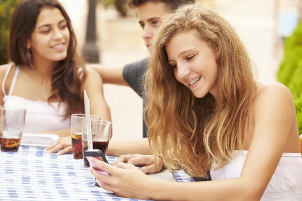 Adolescente utilisant un téléphone mobile — Photo