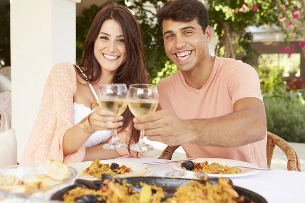 Pareja hispana disfrutando de la comida —  Fotos de Stock