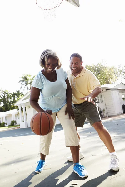 Starší pár, hrát basketbal — Stock fotografie