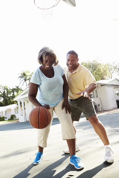 Pareja mayor jugando baloncesto —  Fotos de Stock