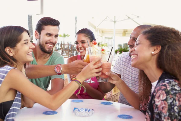 Amigos bebiendo cócteles — Foto de Stock