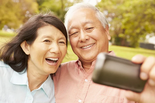 Sénior asiático casal tomando selfie — Fotografia de Stock