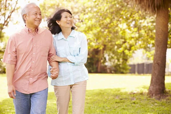 Senior asiatico coppia in parco — Foto Stock