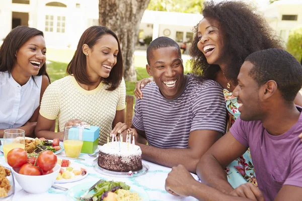 Amigos comemorando aniversário — Fotografia de Stock