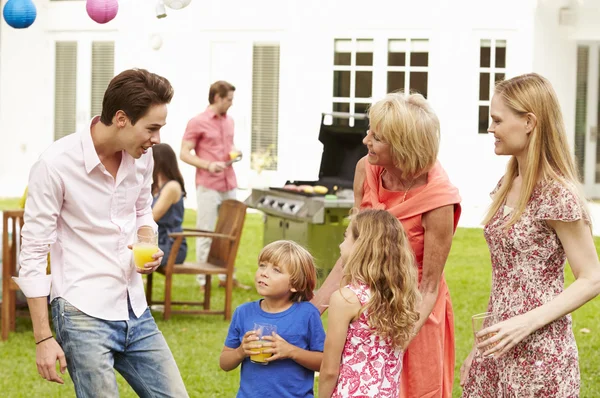 Mehrgenerationenfamilie genießt Essen — Stockfoto