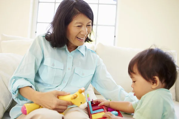 奶奶和孙子玩 — 图库照片