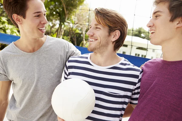 Jeunes hommes jouant au volleyball — Photo