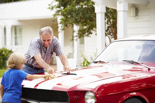 Grand-père et petit-fils nettoyage de voiture — Photo