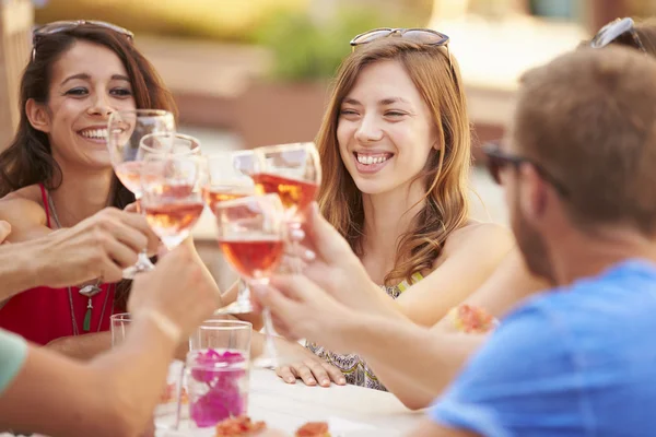 Jóvenes amigos disfrutando de la comida — Foto de Stock