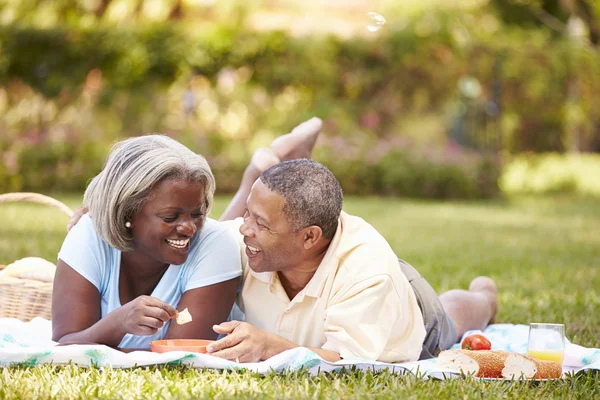 Senior coppia avendo pic-nic — Foto Stock