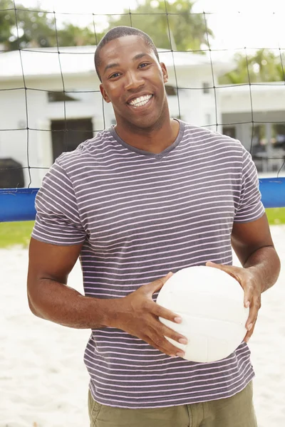 Hombre en el jardín con voleibol — Foto de Stock