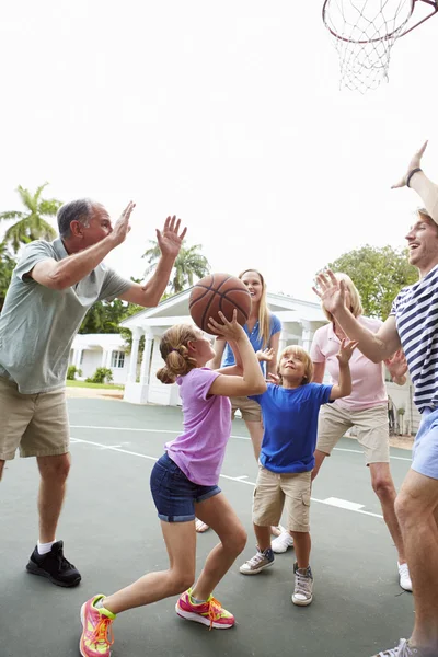 Multi generace rodiny hrát basketbal — Stock fotografie