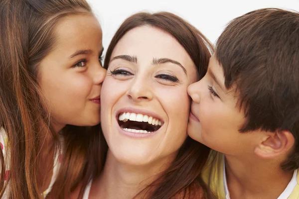 Crianças hispânicas beijando mãe — Fotografia de Stock