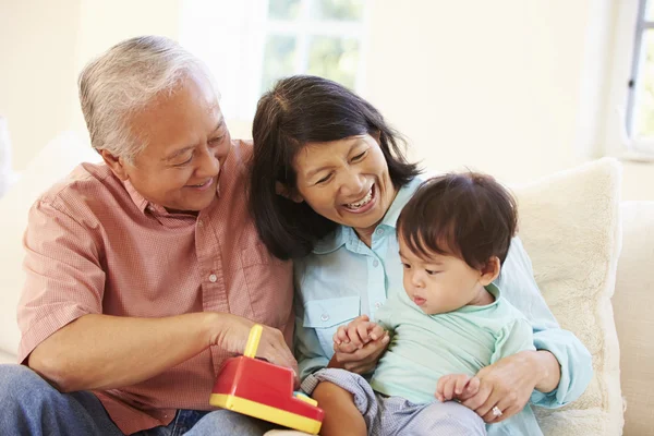 Grand-parents et petit-fils jouant — Photo