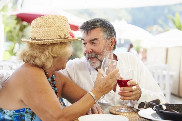 Pareja mayor disfrutando de la comida — Foto de Stock